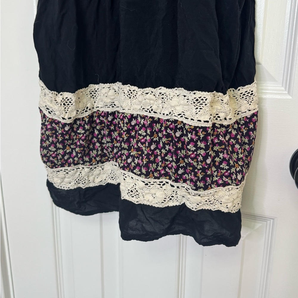 Dejavu Black Dress with Lace and Floral Accent - Picture 5 of 8